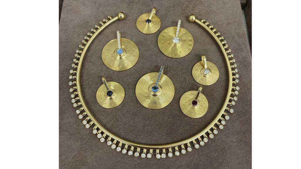Jade Ruzzo’s “Tennessee Torque” necklace in yellow gold and diamonds surrounded by Cymbal pendants from her “Percussion” collection Jade Ruzzo Tennessee Torque necklace Cymbal pendants